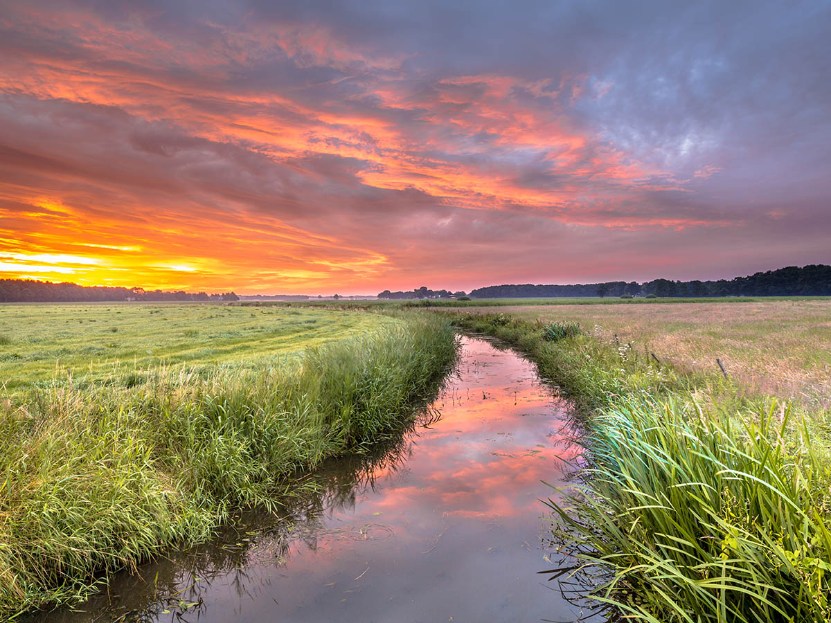 Rivier Grootdiep in het landschap bij Oosterwolde in Friesland tijdens zonsondergang